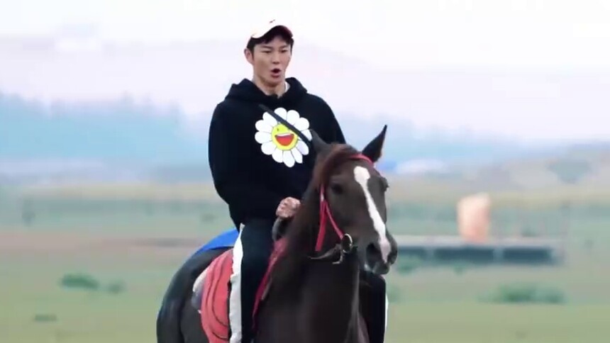 王嘉骑马初体验秒变表情包