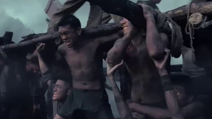 “人桥”耸立！士兵们用血肉筑造桥梁