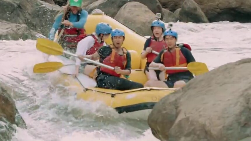 坑！划船打水仗 娜扎一阵慌乱敲懵队友陈柏霖