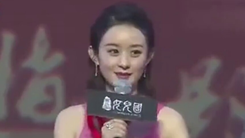 王一博片场伸手摸赵丽颖额头，颖宝下意识反应真实