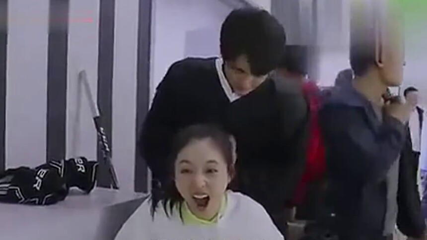 张新成突然从背后抱住吴倩，急得吴倩大喊-你别勒我！