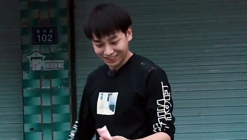 是钢铁直男吗？女孩子想吃零食，万万没想到彭昱畅是这反应