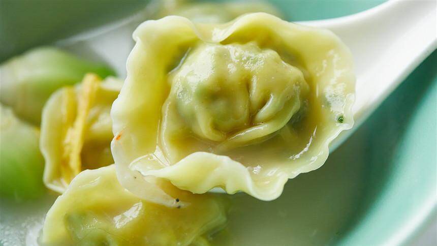 【美食台】刀鱼馄饨 吃上这一碗扎实有料冒金光的馄饨才敢说：没有辜负这个春天啊！