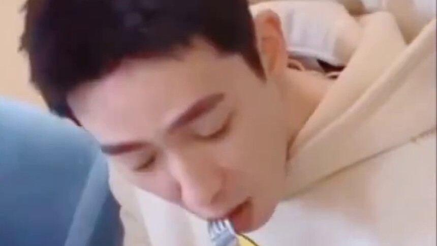 朱一龙猛男形象“崩塌”现场！哇唔哇唔哇唔吧唧吧唧一口吃掉！吃东西样子太可爱啦