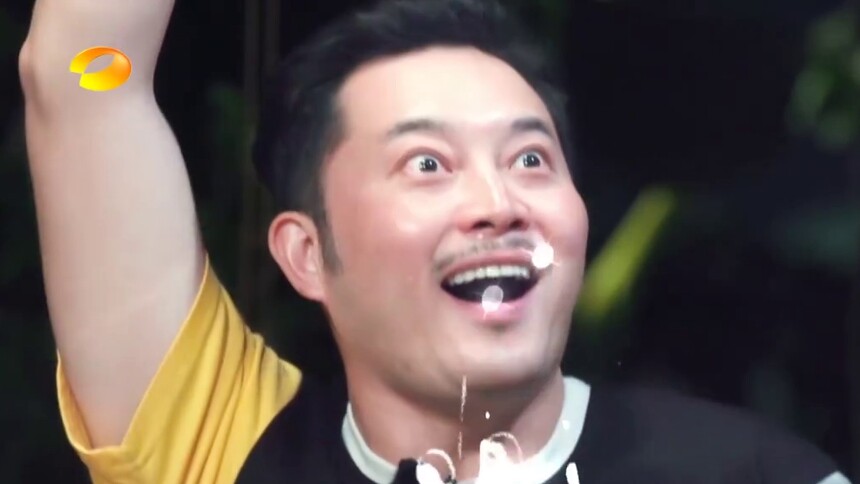 “陆上花游第一人”沙溢模仿陶虹花样游泳活灵活现 主要是眼神太到位！