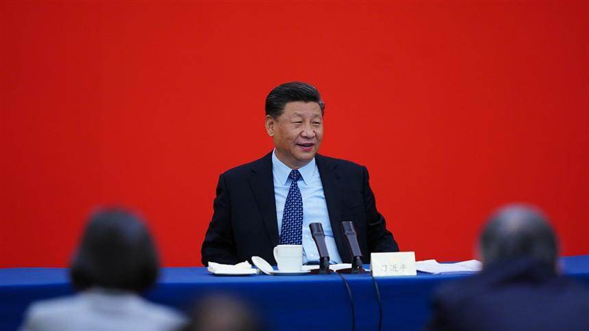 习近平在看望参加政协会议的经济界委员时强调 坚持用全面辩证长远眼光分析经济形势 努力在危机中育新机于变局中开新局
