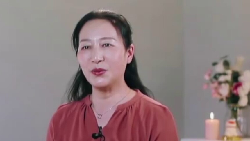 李佳航丈母娘接受采访超紧张! 口误频出搞笑又暖心