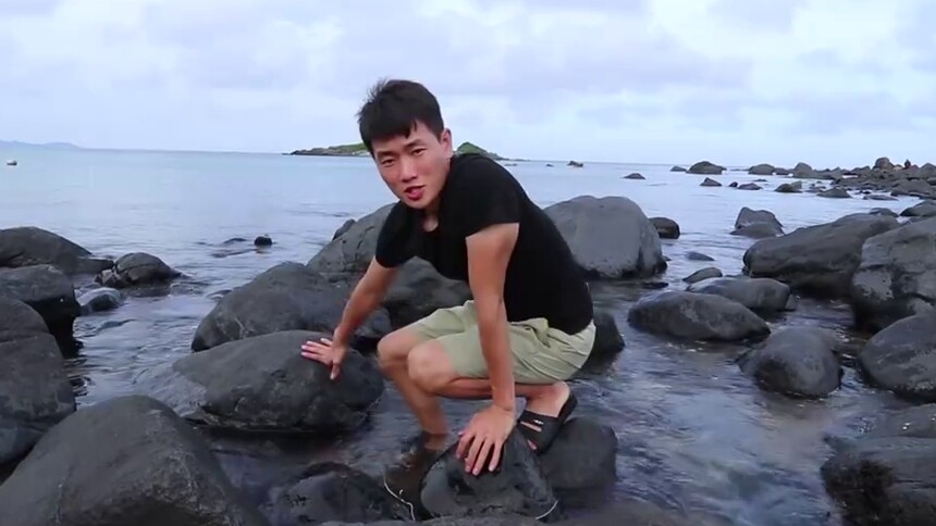 【衣谷水原egg】网上赶海视频都是真的吗？靓仔亲测去海边抓螃蟹，真吃到一盘免费海鲜