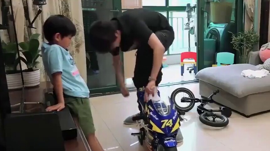 王一博杠上电动小摩托？ 博子哥教学萌娃超有耐心，成功俘获一枚小迷弟！