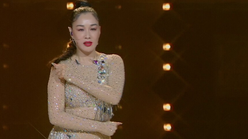 她来了她来了！钟丽缇实力开唱《舞娘》，姐姐绝对是发光体本体