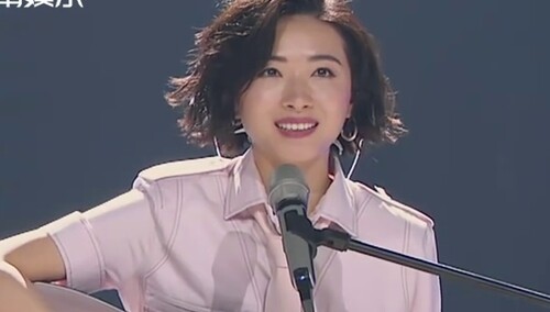 万茜吉他弹唱《敬你》，原唱许飞台下听得超投入