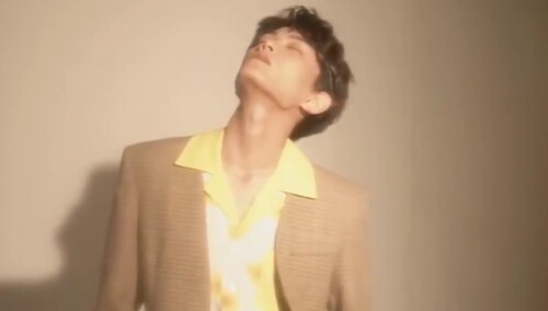 夏日里穿印花衬衫的少年丁禹兮上线，活力小丁这个时尚大片的下颚线真的杀我