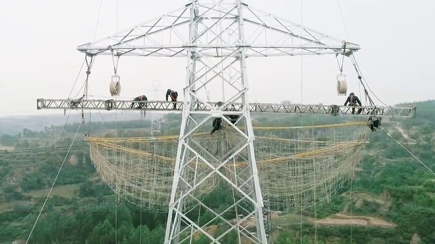 电力员工战高温保高铁建设