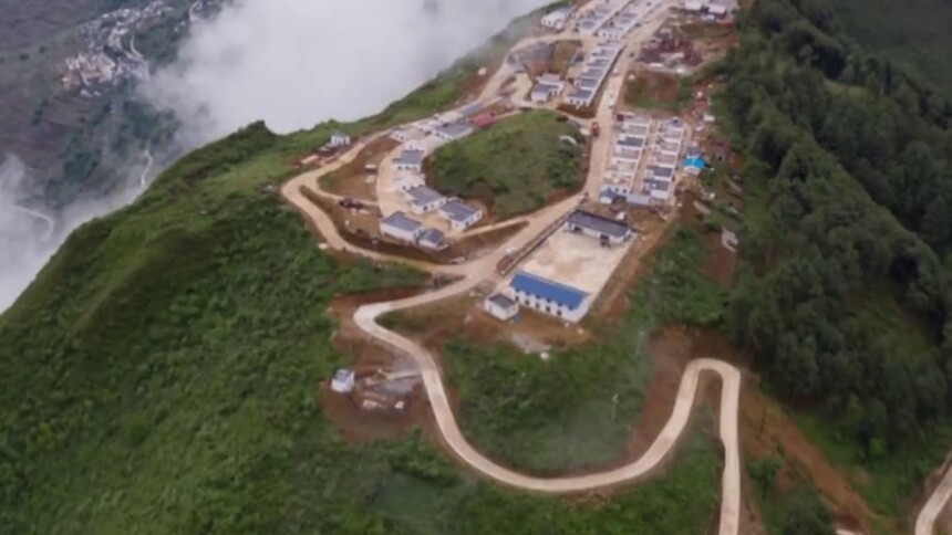 四川金阳：打通悬崖绝壁路