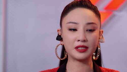 被姐姐们的可爱打败，宁静把郑希怡脸亲黑了