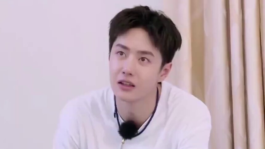王一博崴脚的未解之谜终于揭晓，居然是玩跳舞机时不小心踩空？我不该笑但是忍不住