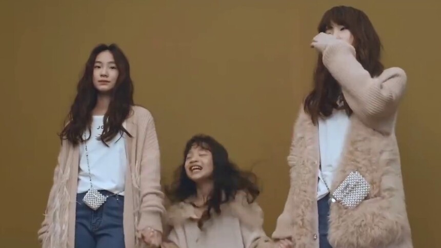小S三女儿合体拍大片，风格迥异似小超模，妈妈全程悉心指导