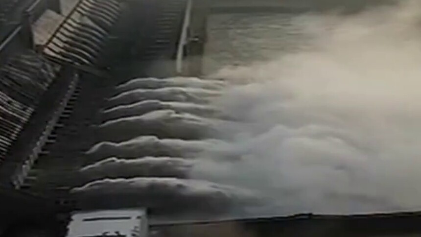 三峡大坝开7孔泄洪闸泄洪 长江2号洪水平稳通过三峡大坝