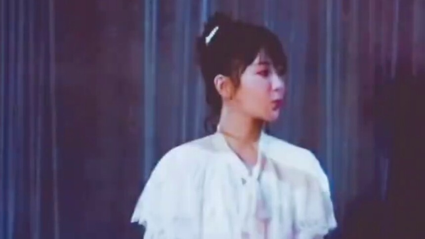 杨紫西柚碎钻妆甜美可人，白色仙女风长裙气质出众
