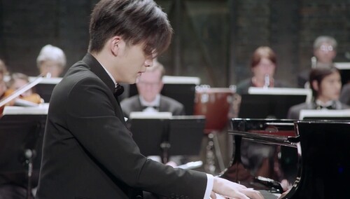 李臻言大胆尝试用钢琴进行指挥