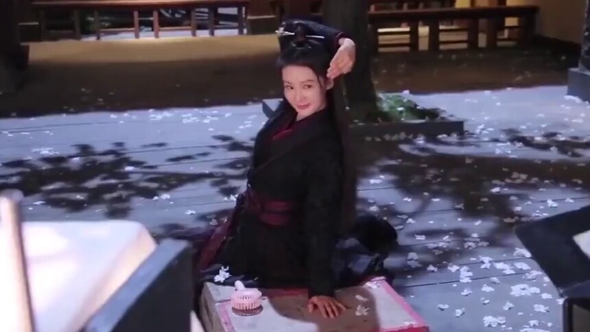 秦昊做鬼脸逗李沁笑，李沁吐槽这哪是舞蹈分明是在勾引！