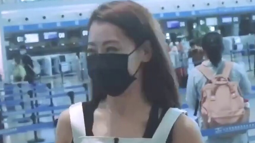 白冰机场出发录制街舞，无袖工装活力满满