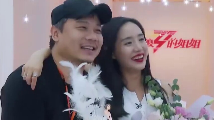 王智老公充当摄影师惊喜探班，王智忍不住笑场甜蜜到爆！酸了！