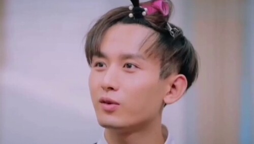 成毅模仿虞书欣，扎个小辫子也太搞笑了吧！这样的司凤你见过吗
