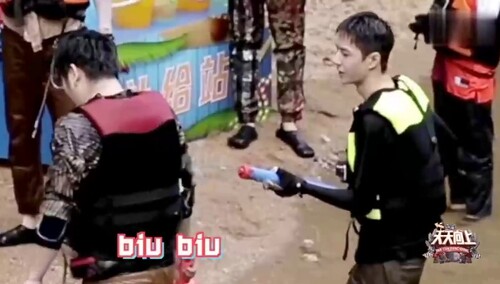 面对王一博的“水枪”警告 “团欺”枫枫子太难了！