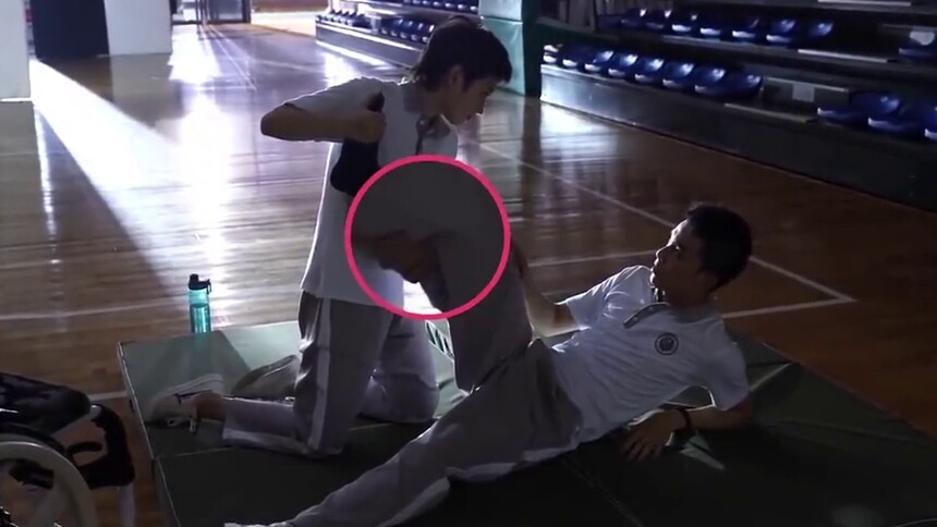 代露娃拍戏憋笑，直接用手掐吴磊的腿，太逗了！