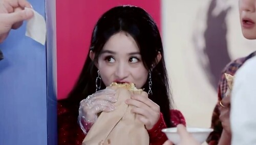 《天天向上》8月9日看点：赵丽颖成野生美食博主 煎饼果子加4个蛋