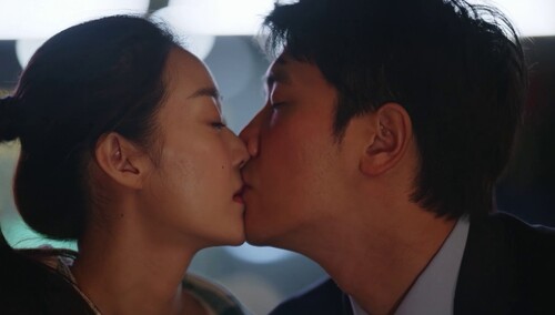 出轨实锤！刘洋亚云街头接吻