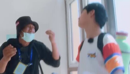 《元气满满的哥哥》9月25日看点：胡军杨洋“同归于尽”  哥哥们童年照片曝光