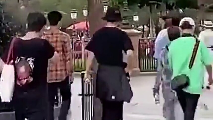 王俊凯刘昊然胡先煦同游迪士尼 果然帅哥都跟帅哥玩