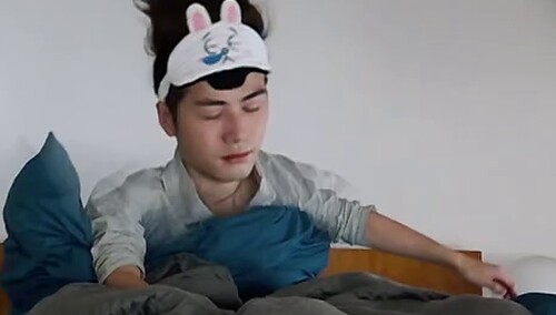 陈学冬刚起床竟然...... 迷妹们估计要梦碎了