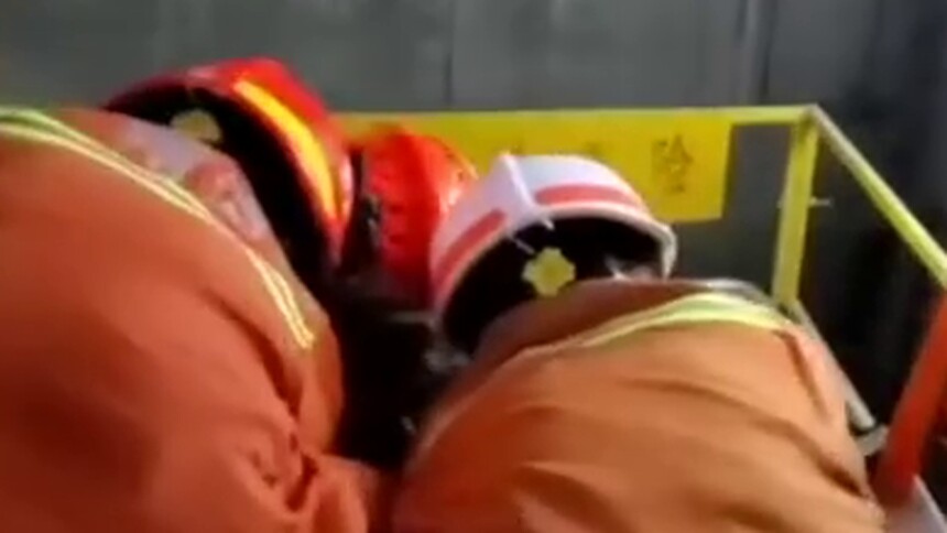 两男子醉酒掉入维修中电梯井 消防紧急救援