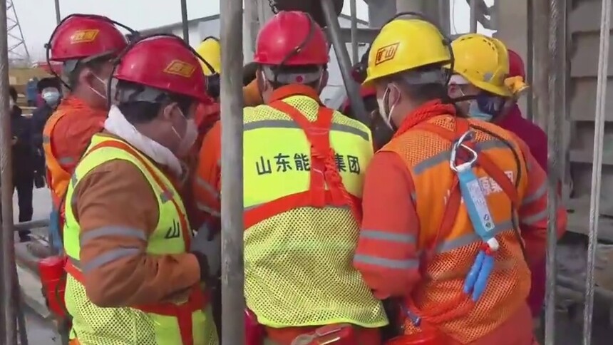山东笏山金矿事故救援：“五中段”三名被困矿工升井