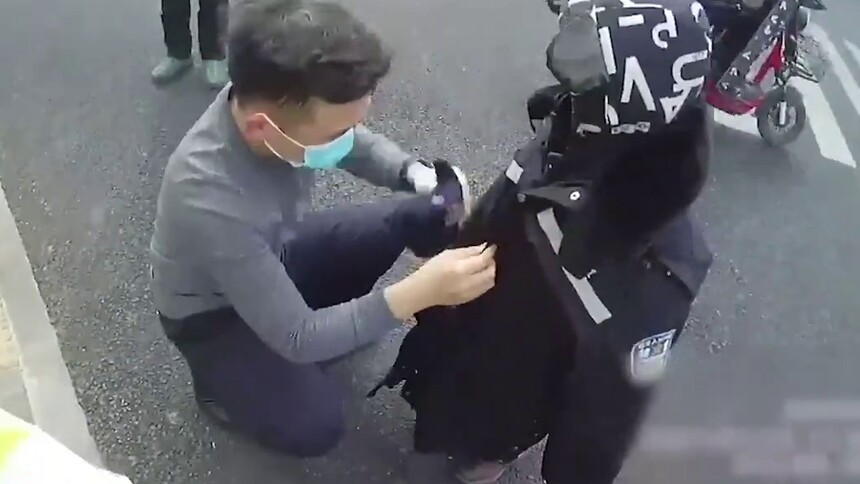 辅警刘源，你脱掉外套披给孩子的这个瞬间，暖到的不仅仅只有他……