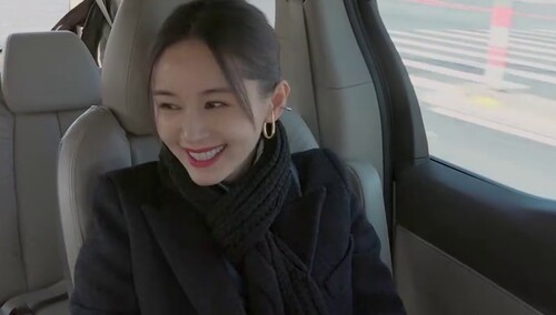 出门相亲慌张不已？王子文拿加热鞋垫当沙锤玩