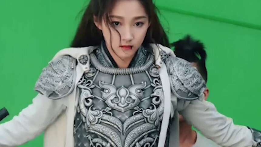 关晓彤爸爸晒女儿《图兰朵》拍摄花絮 倒挂威亚秒变表情包