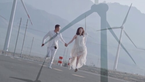 KK佟晨洁牵手奔跑 共同回忆甜蜜瞬间