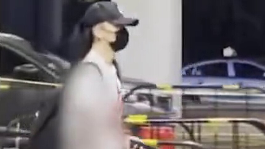 陈辉现身海口长发造型吸睛 帅气插兜状态超好
