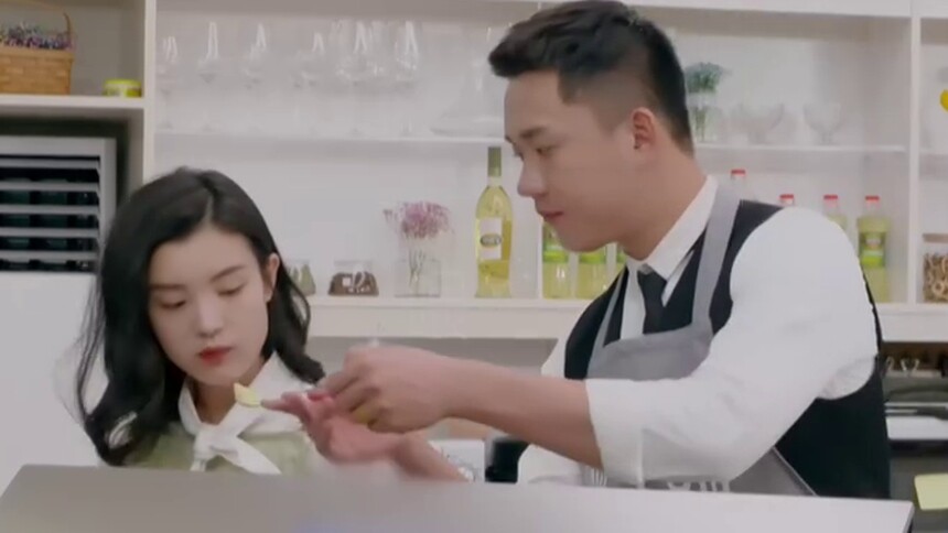 唐弋婷王炳人甜蜜喂食 李豆豆形单影惹人怜