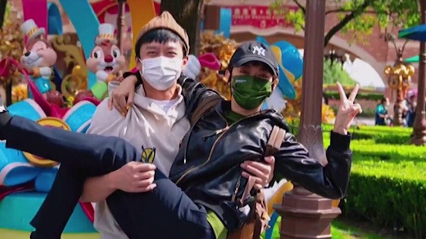公主抱超恩爱！邓超孙俪一家四口游迪士尼vlog曝光
