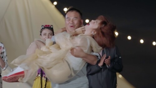好甜！王秋雨公主抱朱雅琼转圈