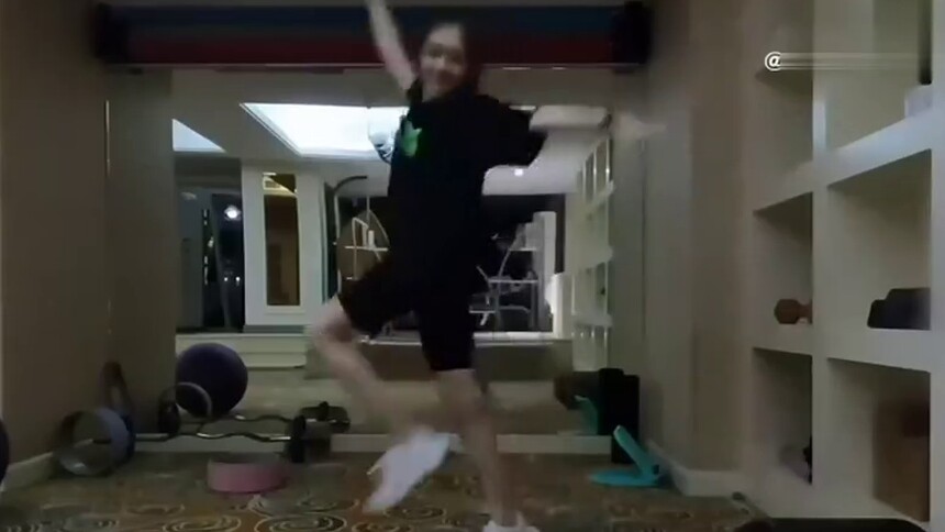 希林娜依高国庆工作vlog，吊威亚耍箭样样不落，是努力的打工人了