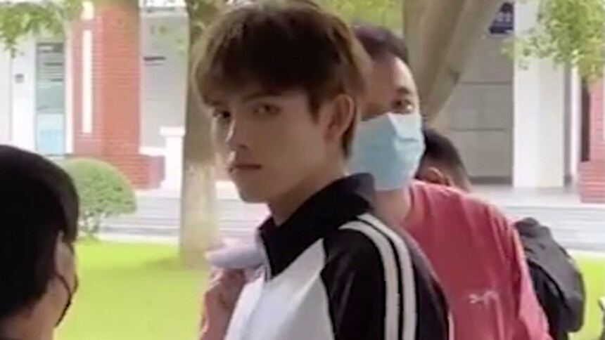 梦回《秘果》！陈飞宇《打火机与公主裙》校服造型路透曝光