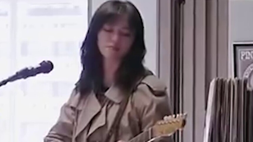 姚晨剧组拍戏获老公曹郁探班 夫妻俩亲密热聊互动超甜