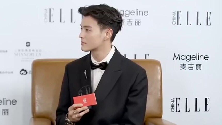 【ELLE风尚大典】李铢衔James专访：黑西装蝴蝶领结帅气现身，现场清唱中文歌超天籁