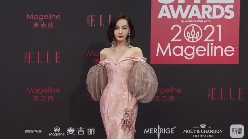 【ELLE风尚大典】被裙子束缚住的热巴在红毯上“走正步”！小幅度摆手的样子超可爱